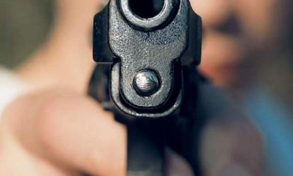 Ιδιοκτήτης πυροβολεί ένοπλο ληστή μέσα στο κατάστημά του